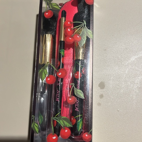 Betsy Johnson 4 Piece Cosmetic Brush Kit - Picture 3 of 5